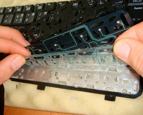 Пролил воду на клавиатуру ноутбука не работают некоторые кнопки